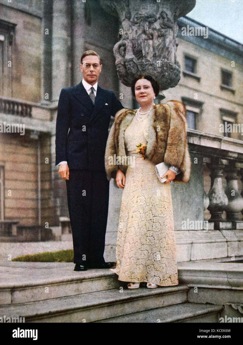 Photograph of King George VI (1895-1952) and Queen Elizabeth Queen Mother (1900-2002) celebrating their Silver Wedding Anniversary. Dated 20th Century Stock Photo
