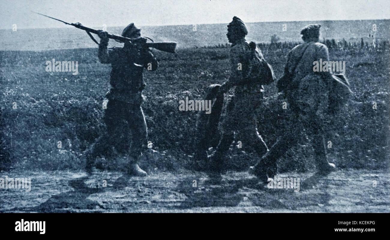 Photograph of a Russian soldier stopping deserters during the First World War. Dated 20th Century Stock Photo