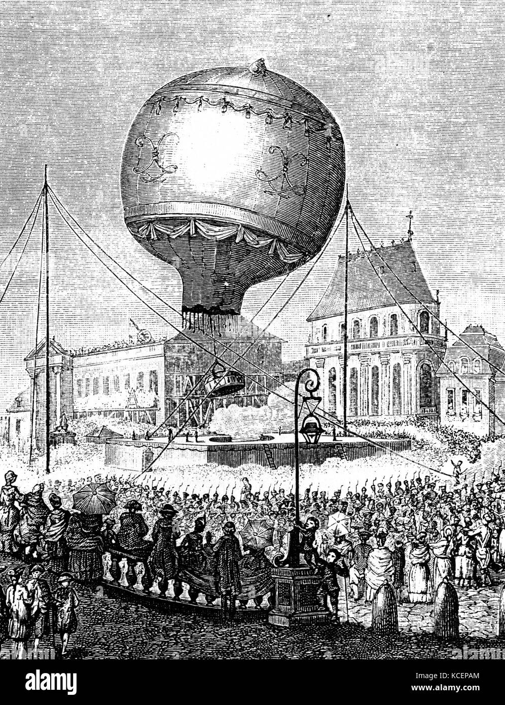 Copperplate engraving of the Hydrogen Balloon designed by the Montgolfier Brothers. Joseph-Michel Montgolfier (1740-1810) and Jacques-Étienne Montgolfier (1745-1799) inventors of the Montgolfier-style hot air balloon, globe aérostatique. Dated 18th Century Stock Photo