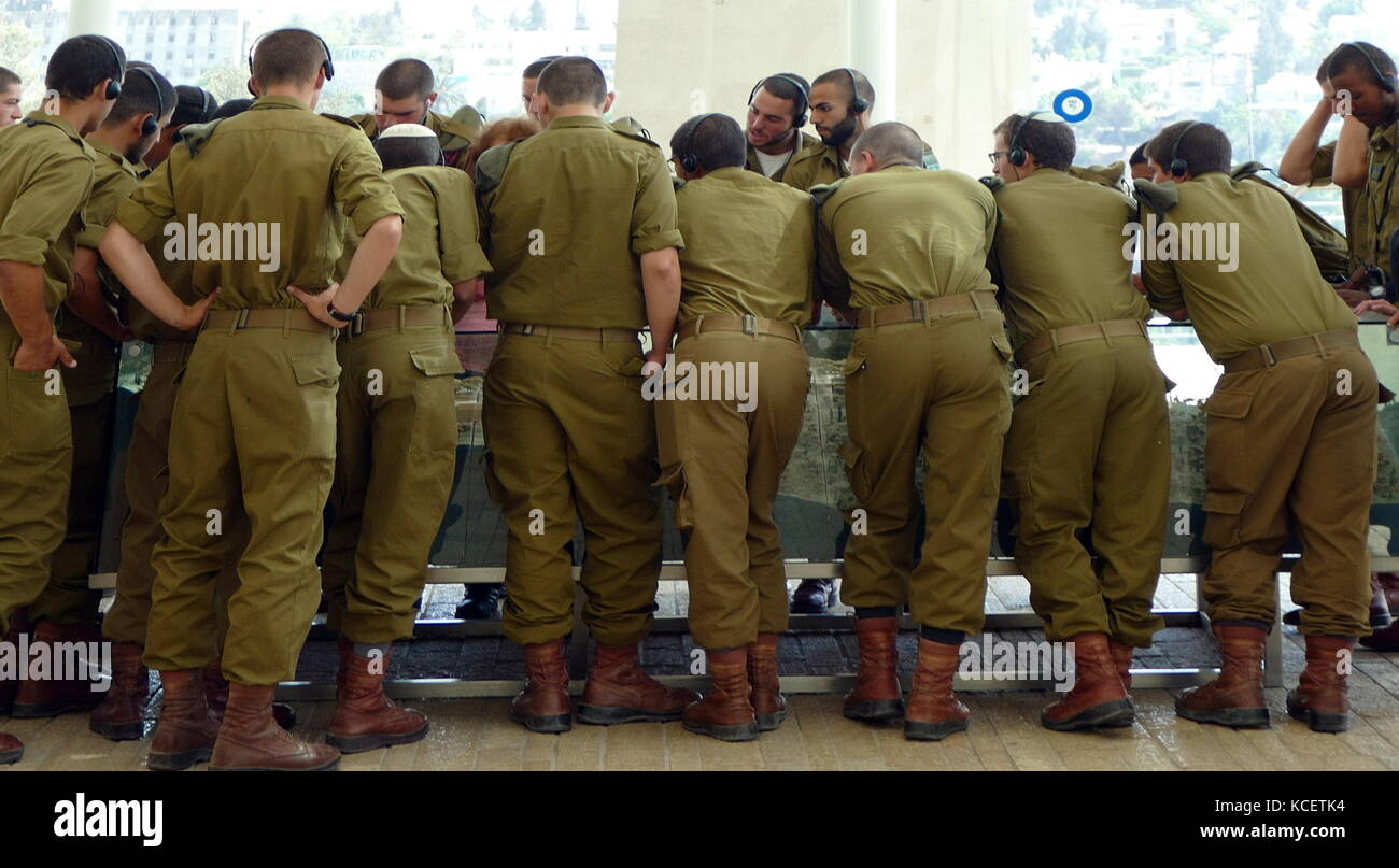 Young Israeli soldiers visiting the Holocaust Memorial at Yad Vashem in Jerusalem as part of their conscript service Stock Photo