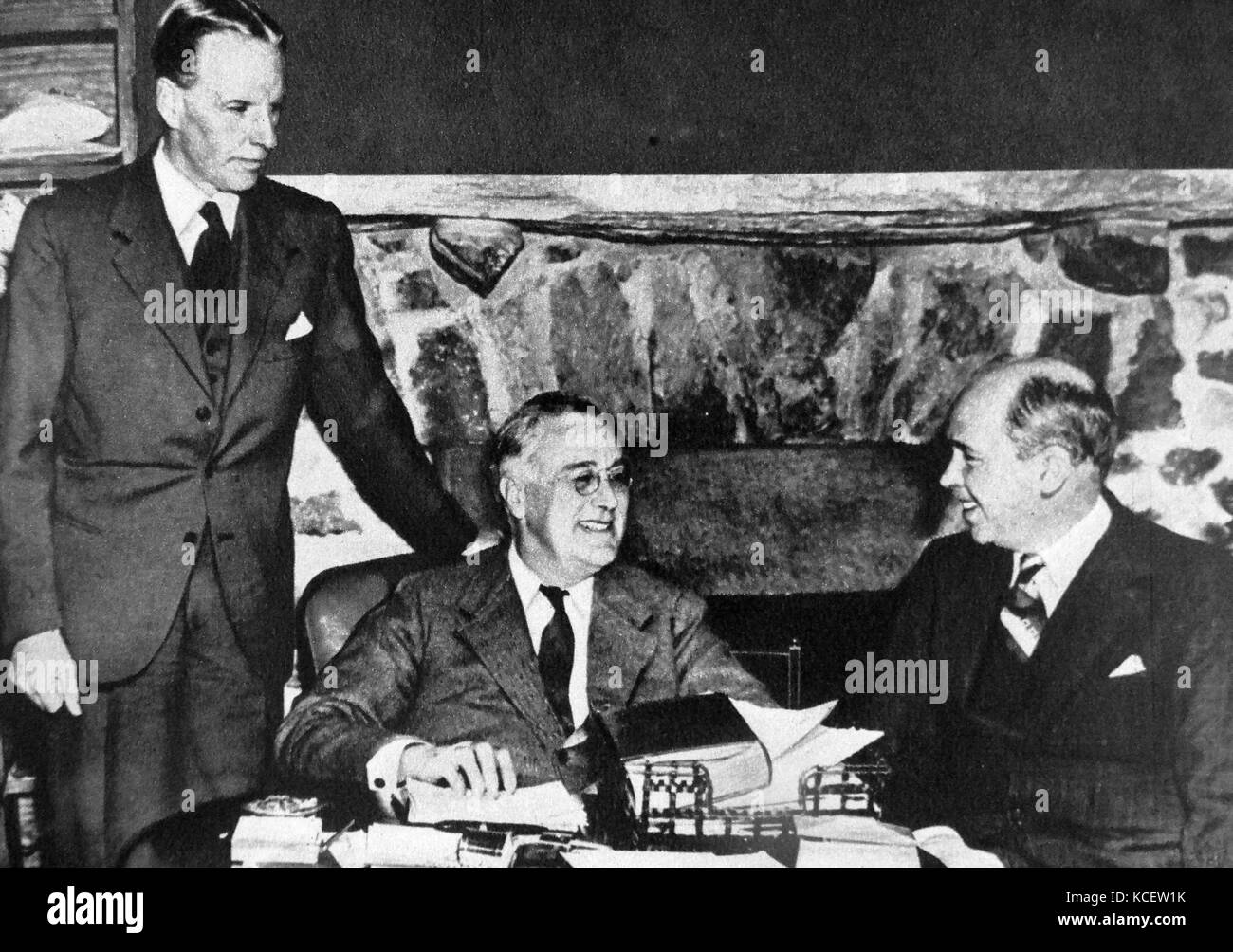 Franklin Delano Roosevelt confers with American ambassadors William Phillips (left), ambassador to Italy, and Hugh Wilson (right), ambassador to Nazi Germany. 1938 Stock Photo