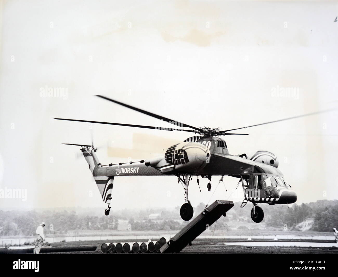 Photograph of a Sikorsky S-64 Skycrane, an American twin-engine heavy-lift helicopter. Dated 20th Century Stock Photo