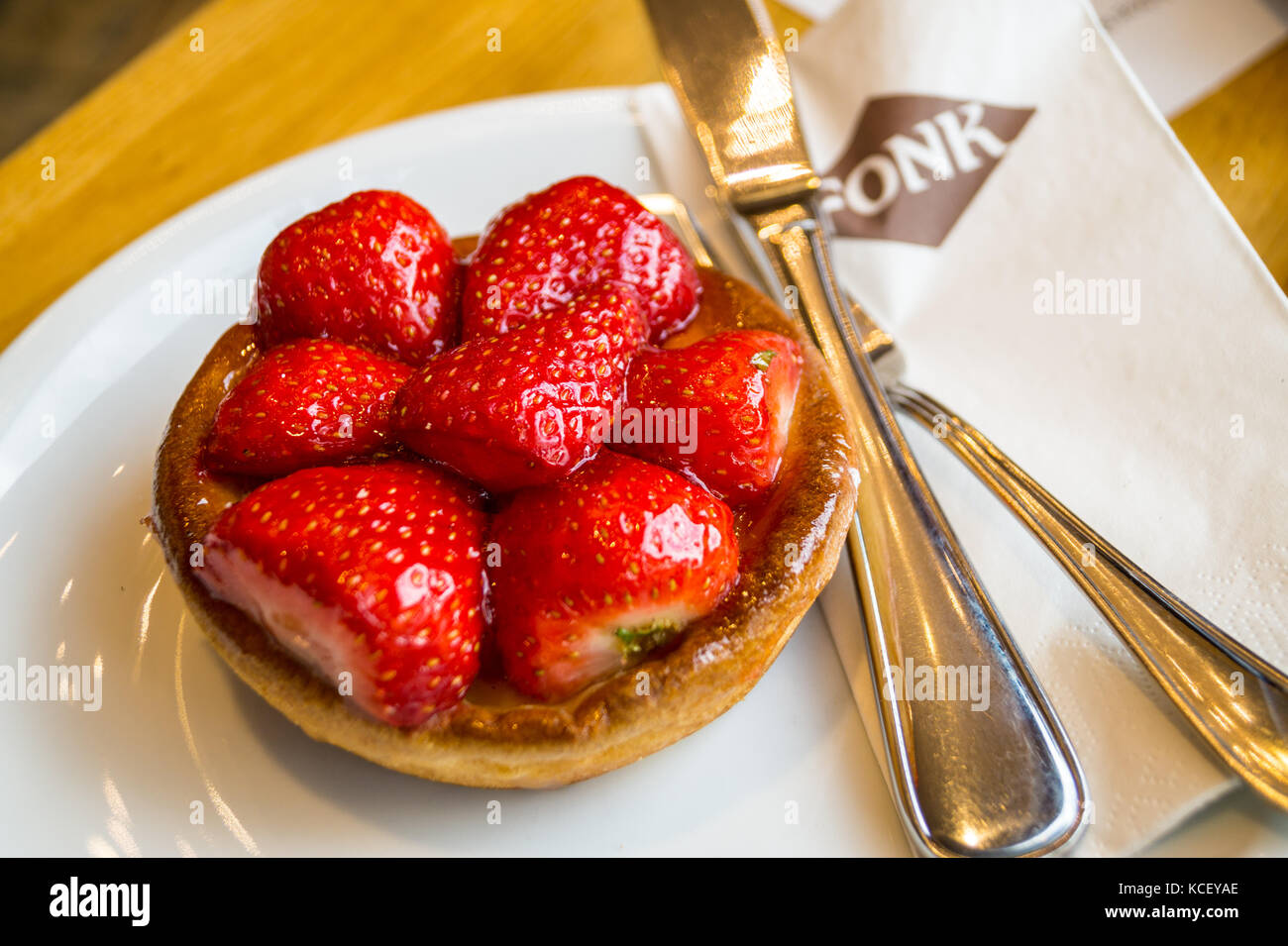 Strawberry and custard tart, Bäckerei- Konditorei Fonk, St. Vith, Ostbelgien (Cantons de l'Est), Belgium Stock Photo