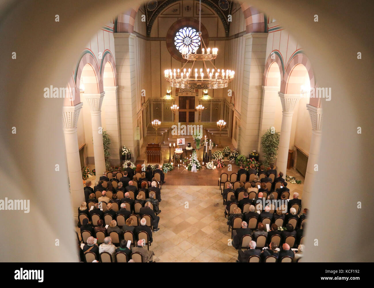 Leipzig, Germany. 4th Oct, 2017. Numerous guests attend the funeral service and the burrial of