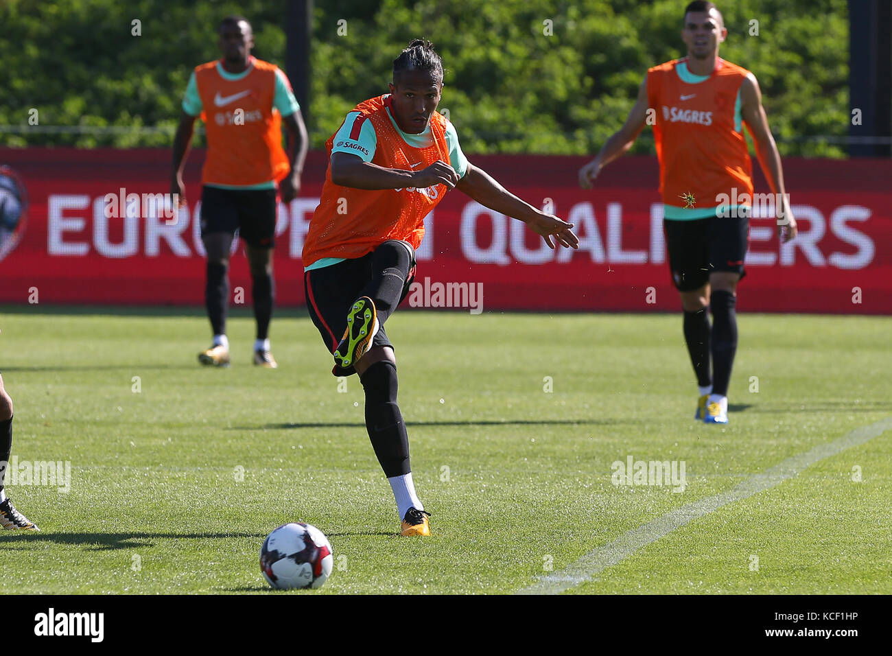 Lisbon, Portugal. 4th Oct, 2017. Portugal defender Bruno Alves in action during National Team Training session before the match between Portugal and Andorra at City Football in Oeiras, Lisbon on October 4, 2017. Credit: Bruno Barros/Alamy Live News Stock Photo