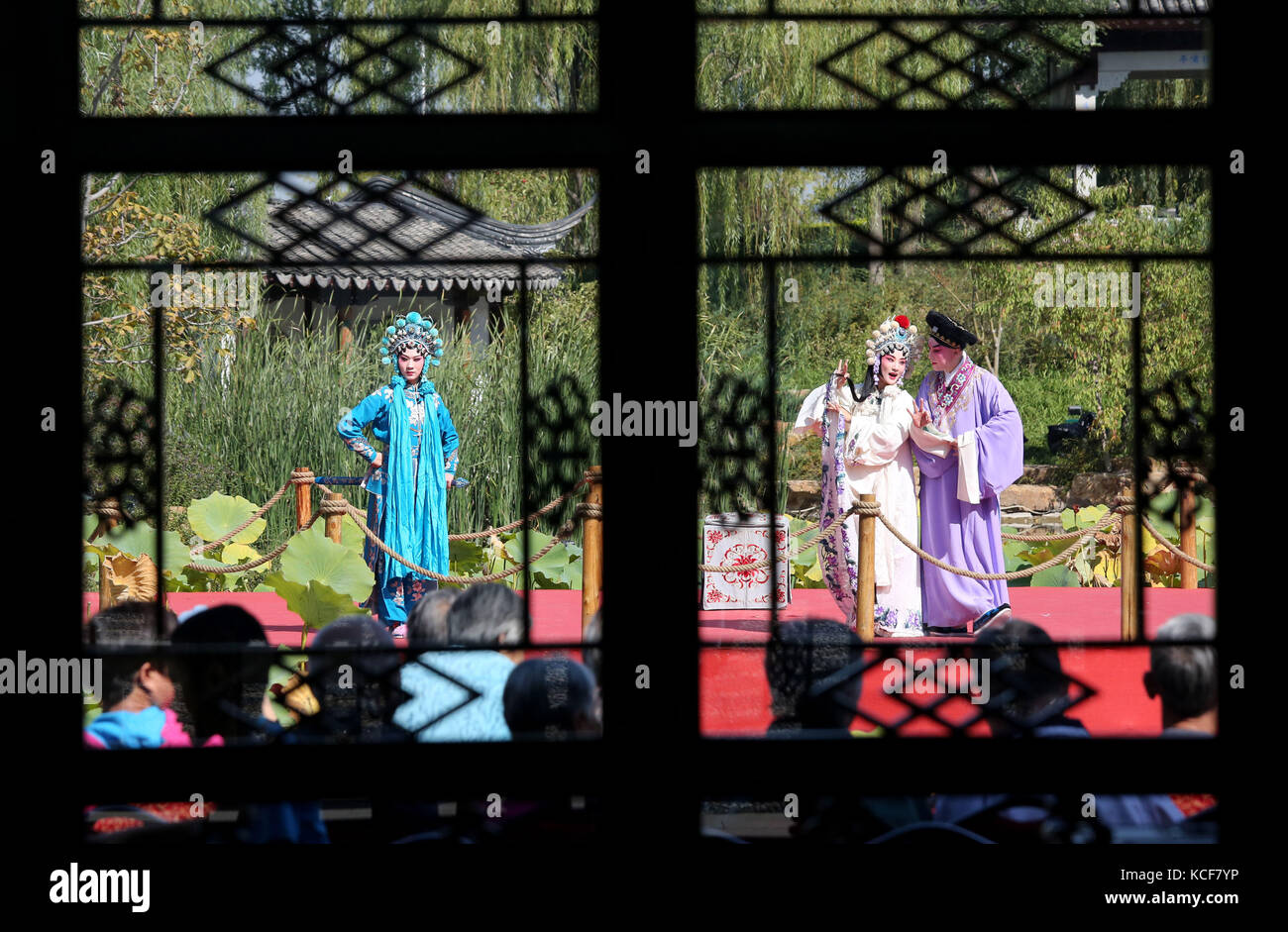 Beijing, China. 4th Oct, 2017. Tourists watch Kunqu Opera performance at the Garden Expo in Beijing, capital of China, Oct. 4, 2017. Some 461 million Chinese tourists traveled around the country in the first four days of the National Day holiday, the China National Tourism Administration (CNTA) said on Wednesday. Credit: Wang Xibao/Xinhua/Alamy Live News Stock Photo