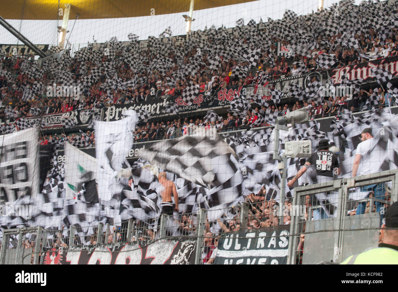 Frankfurt, Deutschland. 30th Sep, 2017. Frankfurter Fans schwenken