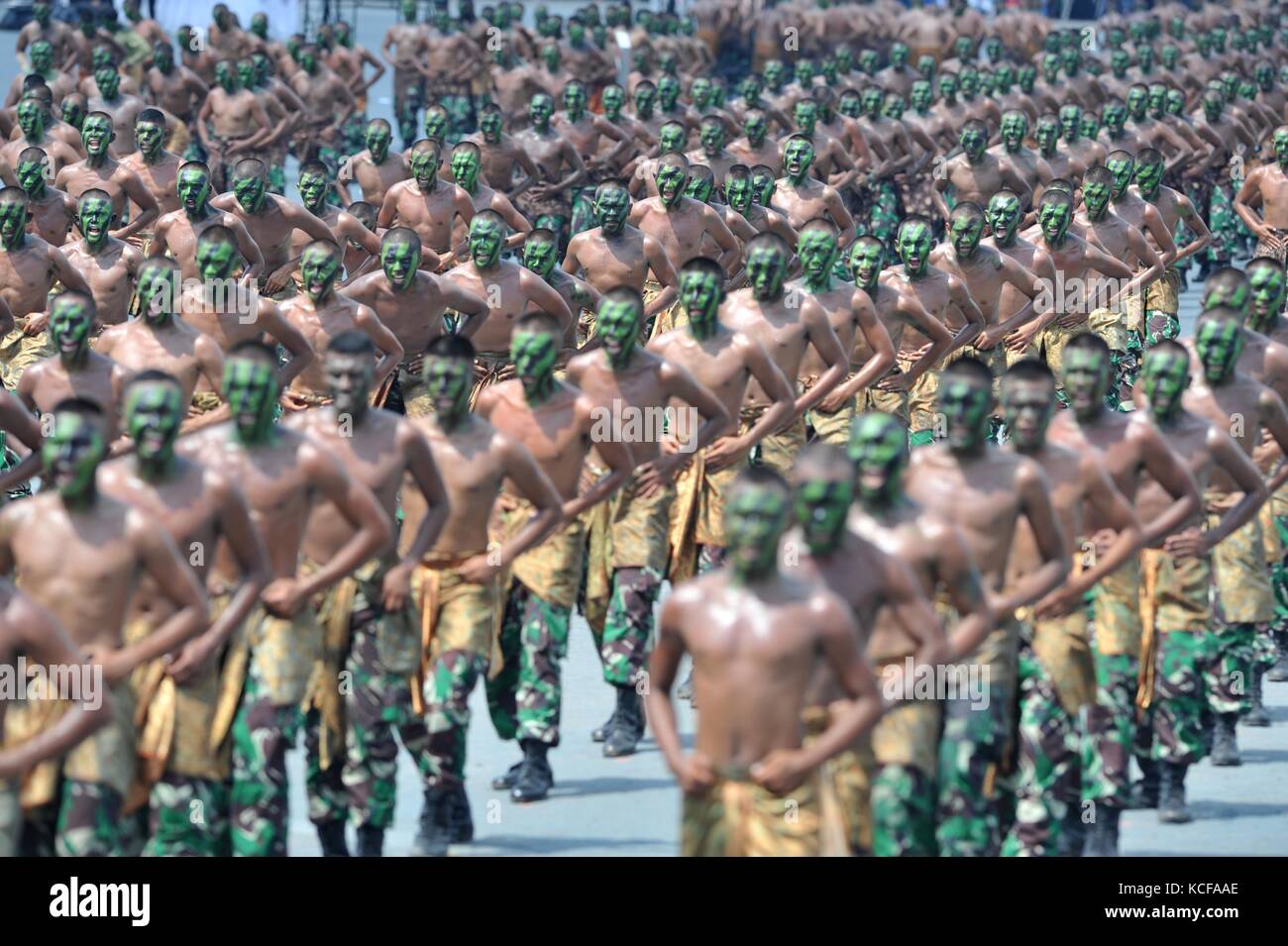 Banten, Indonesia. 5th Oct, 2017. Indonesian soldiers attend a ceremony honoring the country's Armed Force Day in Banten, Indonesia, Oct, 5. 2017. Credit: Zulkarnain) (hy/Xinhua/Alamy Live News Stock Photo
