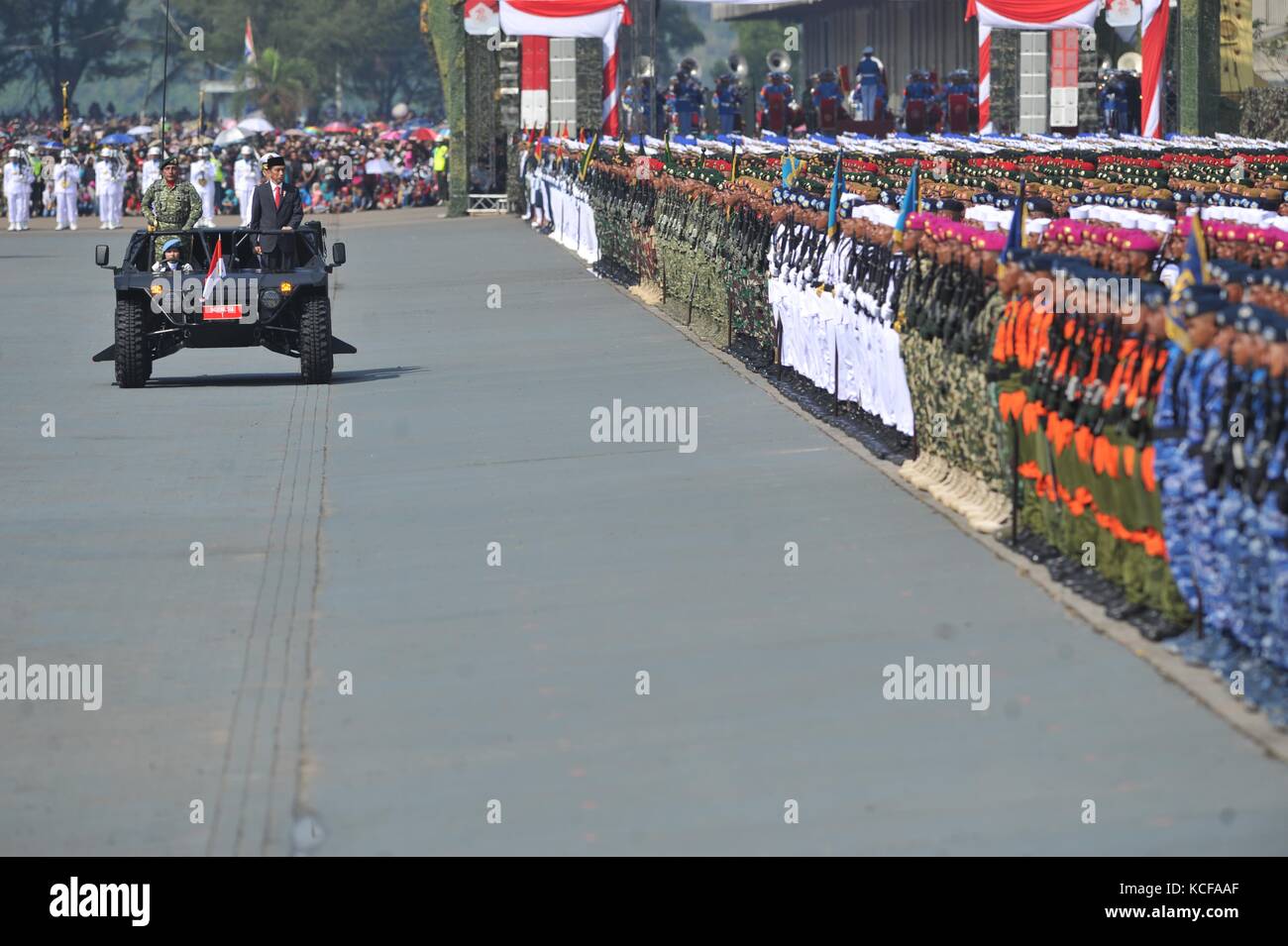 Banten, Indonesia. 5th Oct, 2017. Indonesian President Joko Widodo (2nd L) attends a ceremony honoring the country's Armed Force Day in Banten, Indonesia, Oct, 5. 2017. Credit: Zulkarnain) (hy/Xinhua/Alamy Live News Stock Photo