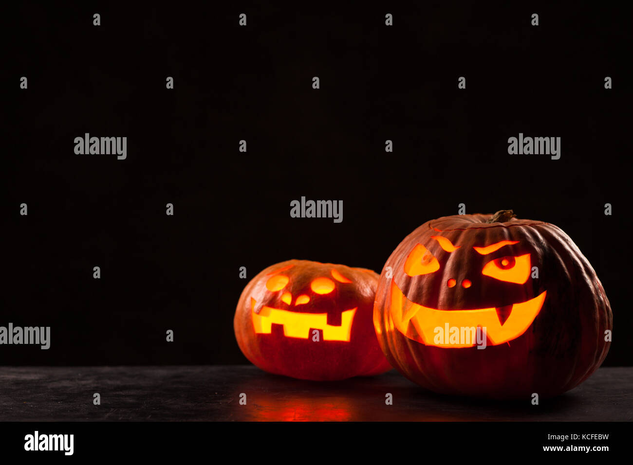 Halloween Jack O' Lantern pumpkins on dark night background Stock Photo ...