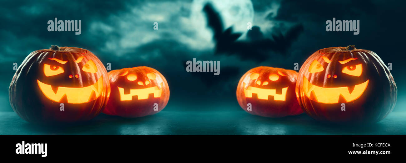 Halloween Jack O' Lantern pumpkins on dark night background Stock Photo ...