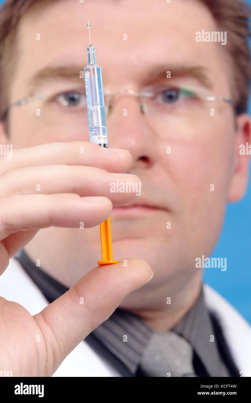 Doctor preparing syringe for injection Stock Photo - Alamy