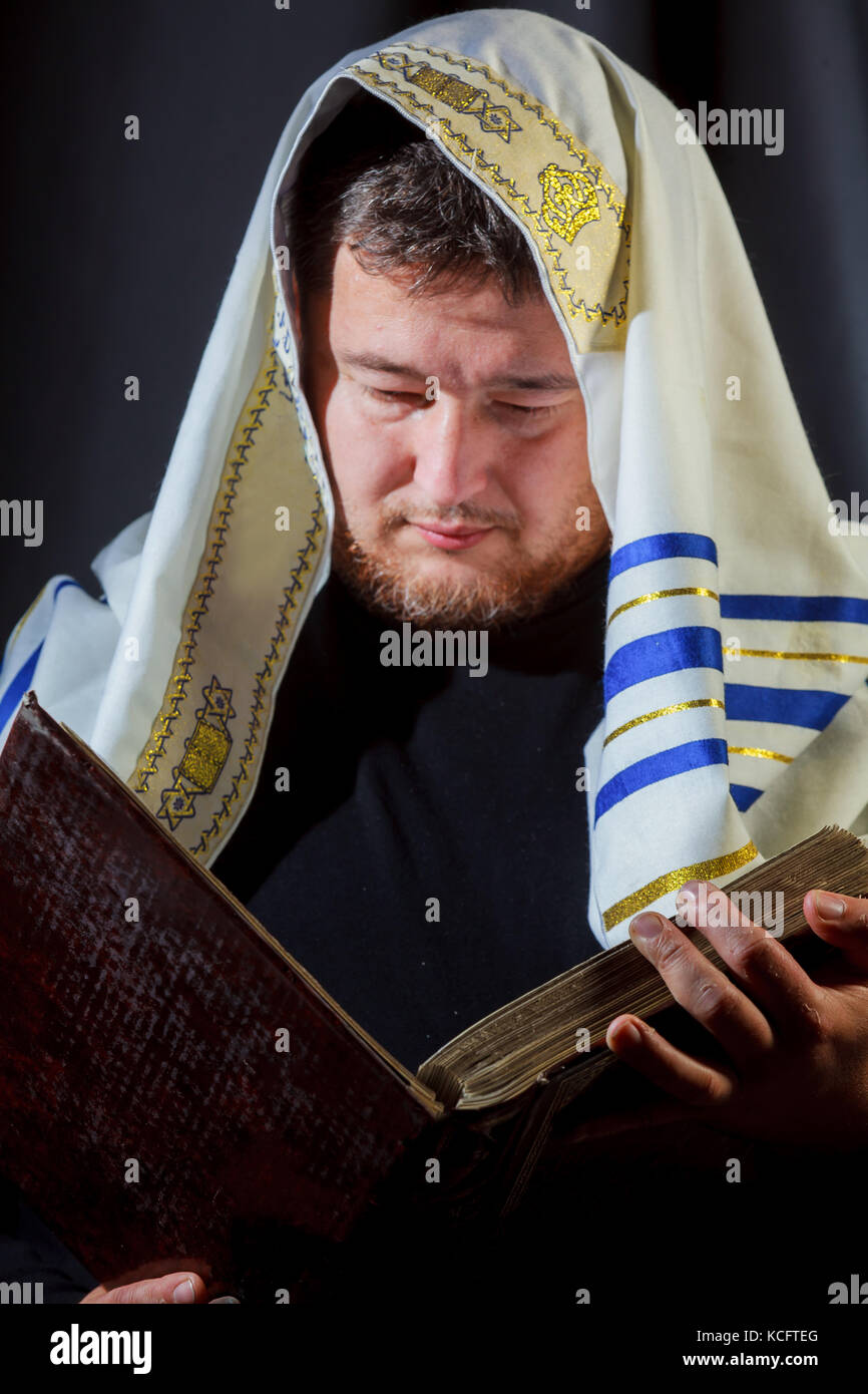 JERUSALEM Jewish man in prayer at the Olive Mountain during Jewish holiday of Sukkot Stock Photo