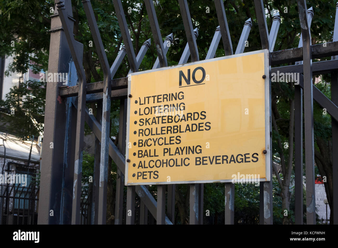 A warning sign regarding things people should not do in a pocket park in New York City Stock Photo