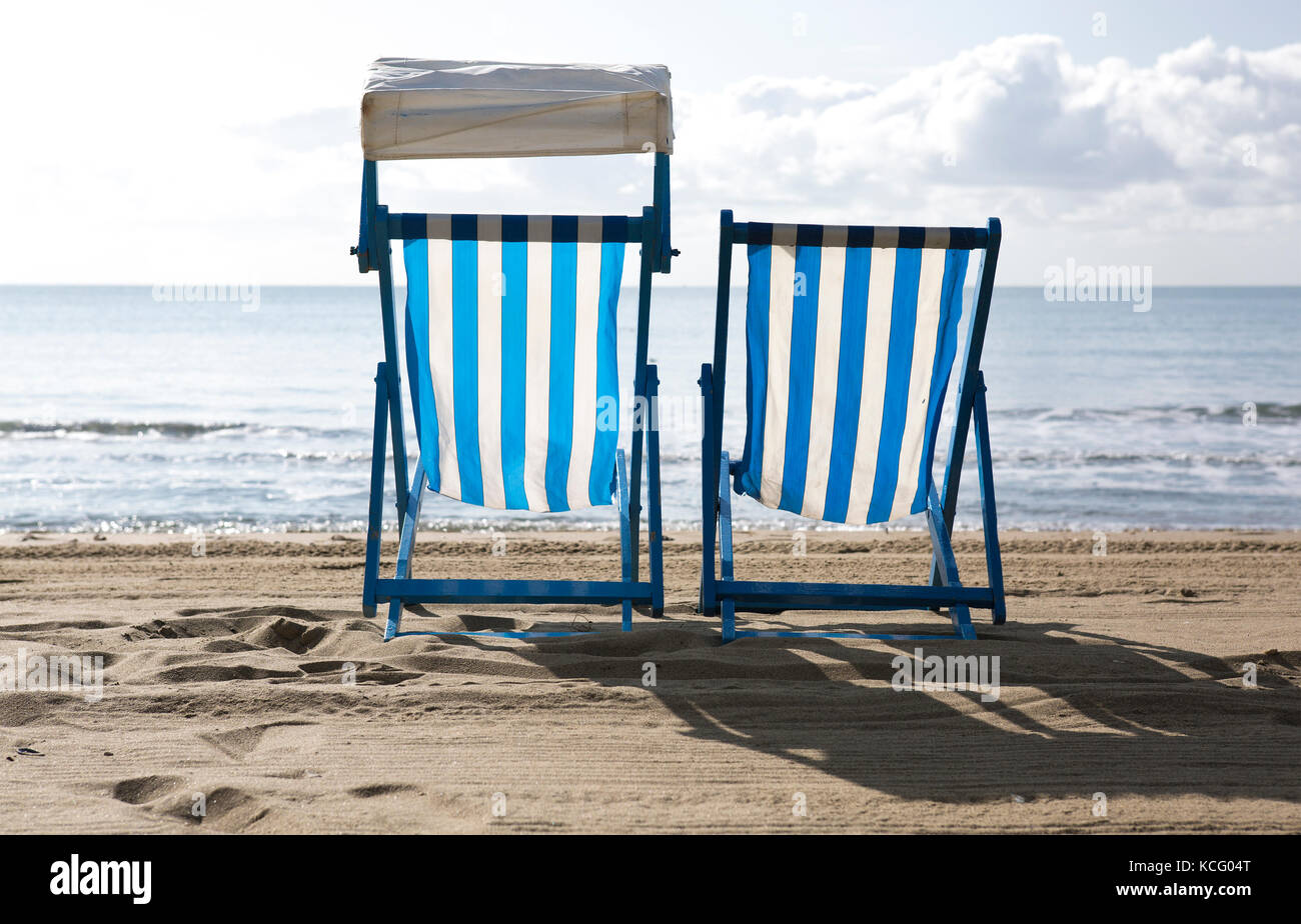 Two empty white chairs hi-res stock photography and images - Alamy