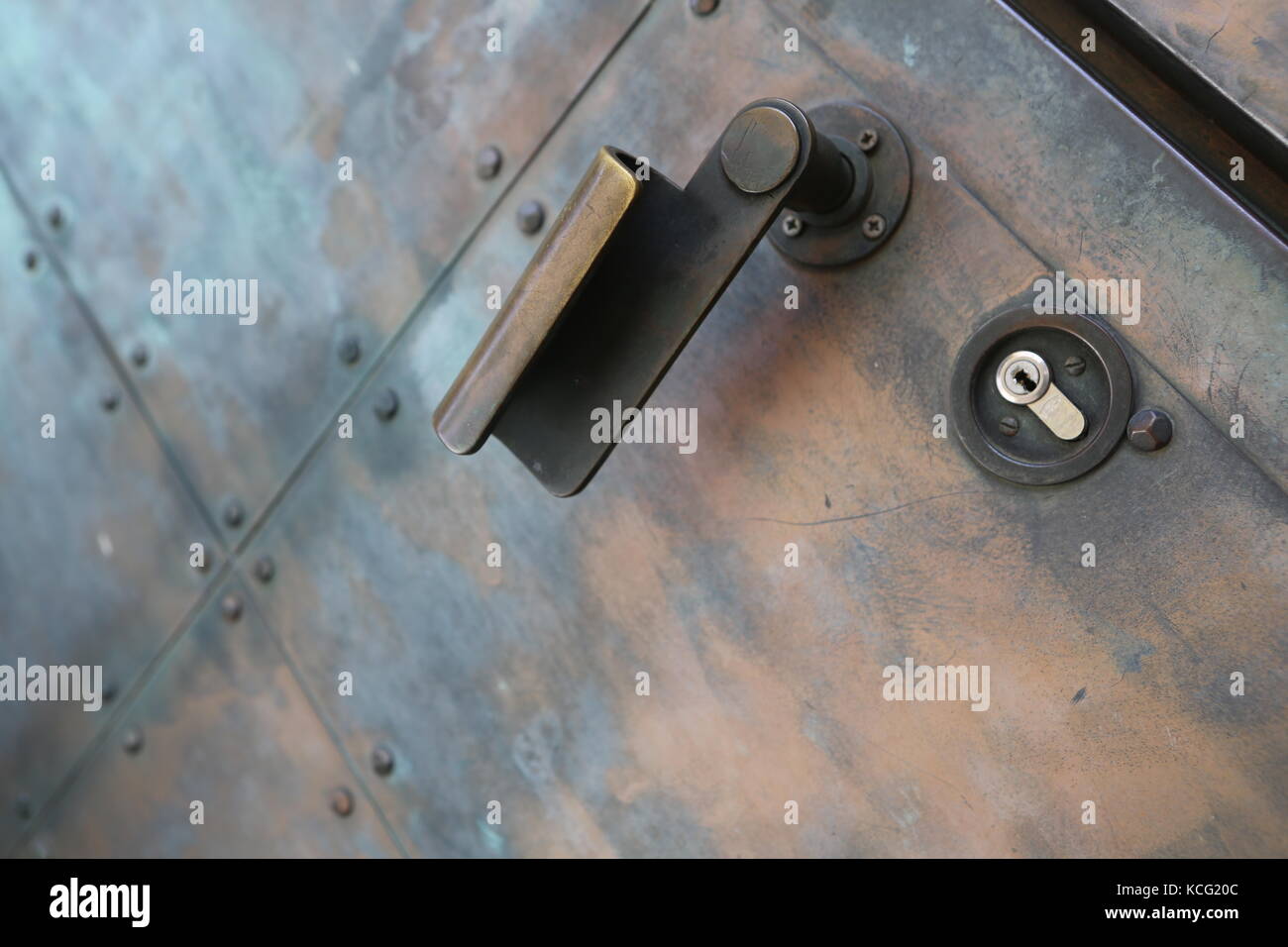 Schwere Metalltüre mit griff - Heavy metal door with handle Stock Photo