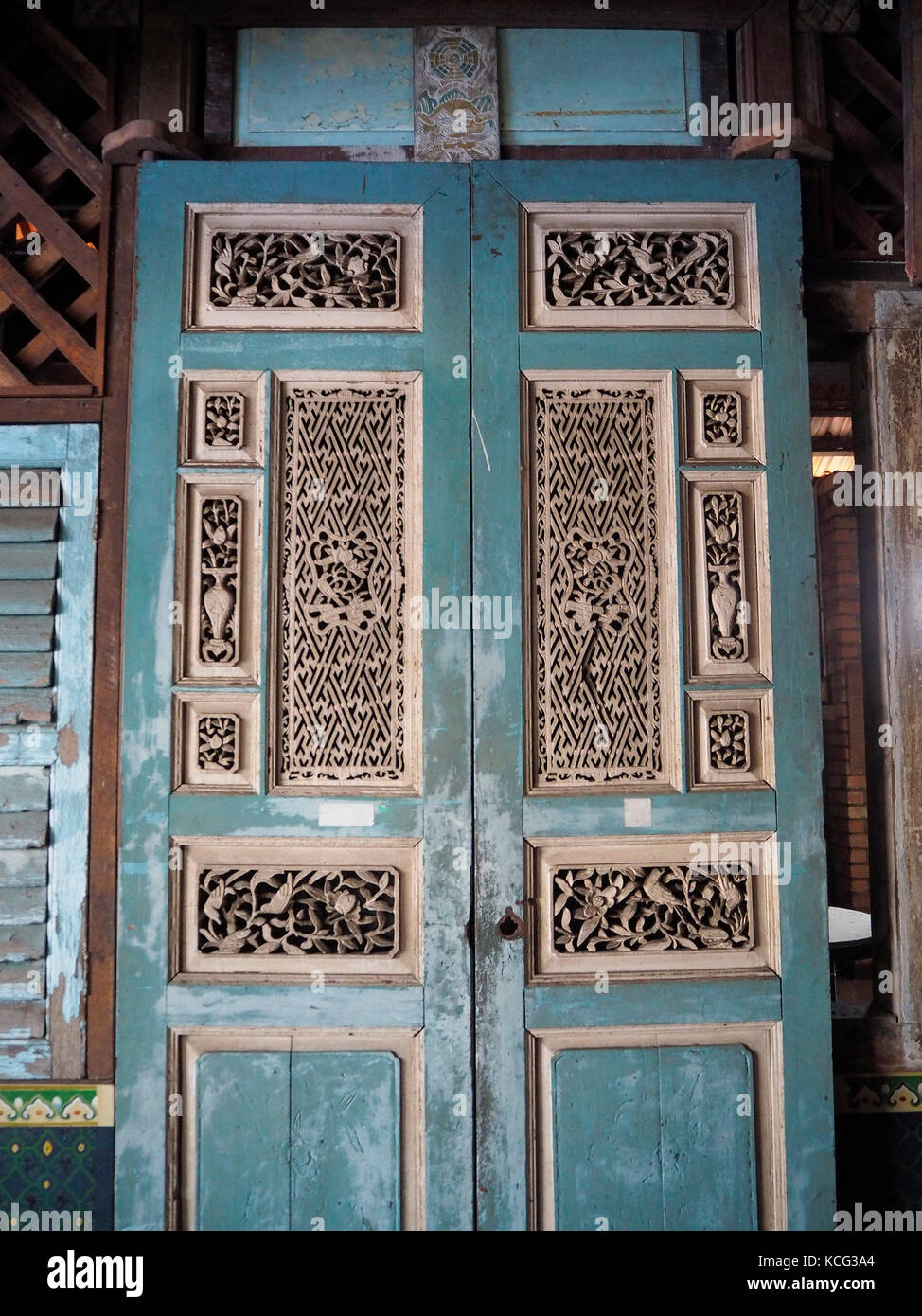 Traditional Door In A Chinese Home In Penang Malaysia Stock Photo Alamy traditional-door-in-a-chinese-home-in-penang-malaysia-stock-photo-alamy