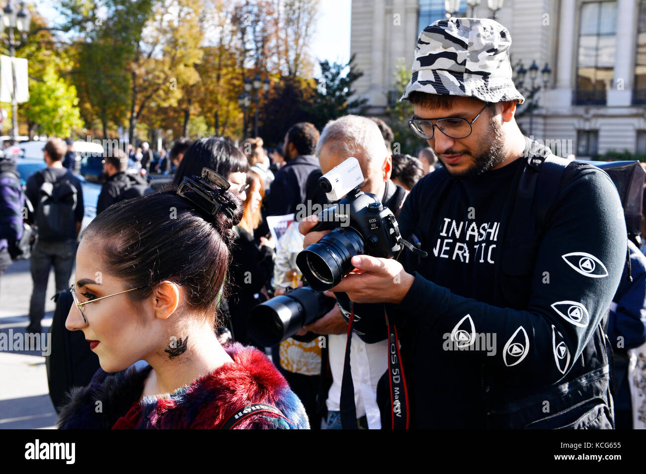 Street Style Chanel - Paris Fashion Week RTW SS 2018 Stock Photo - Alamy