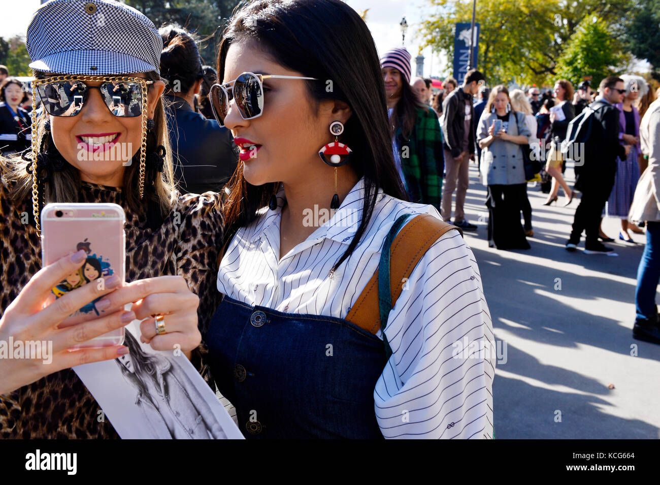 Trendy street style paris hi-res stock photography and images - Alamy