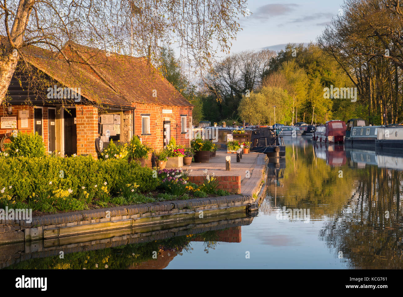 Narrowboats in canal basin on the Oxford Canal Thrupp Oxfordshire England Stock Photo