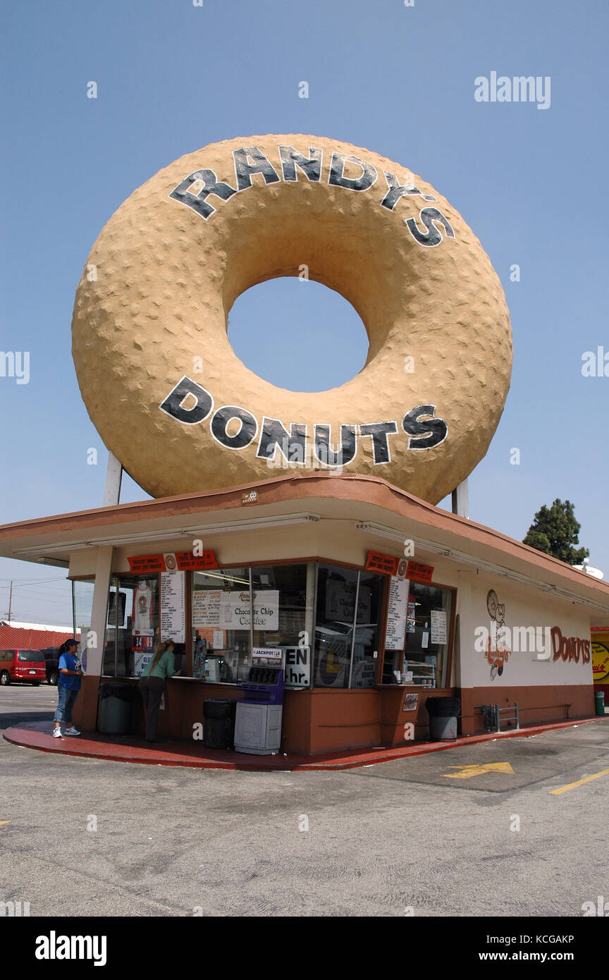 Randys Donuts with a giant donut on top in Inglewood, California, USA Stock Photo