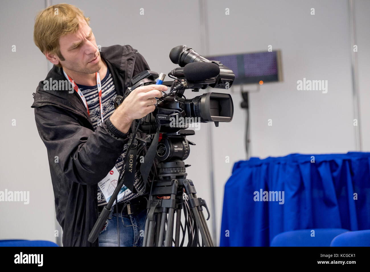 Interview live broadcast hi-res stock photography and images - Alamy