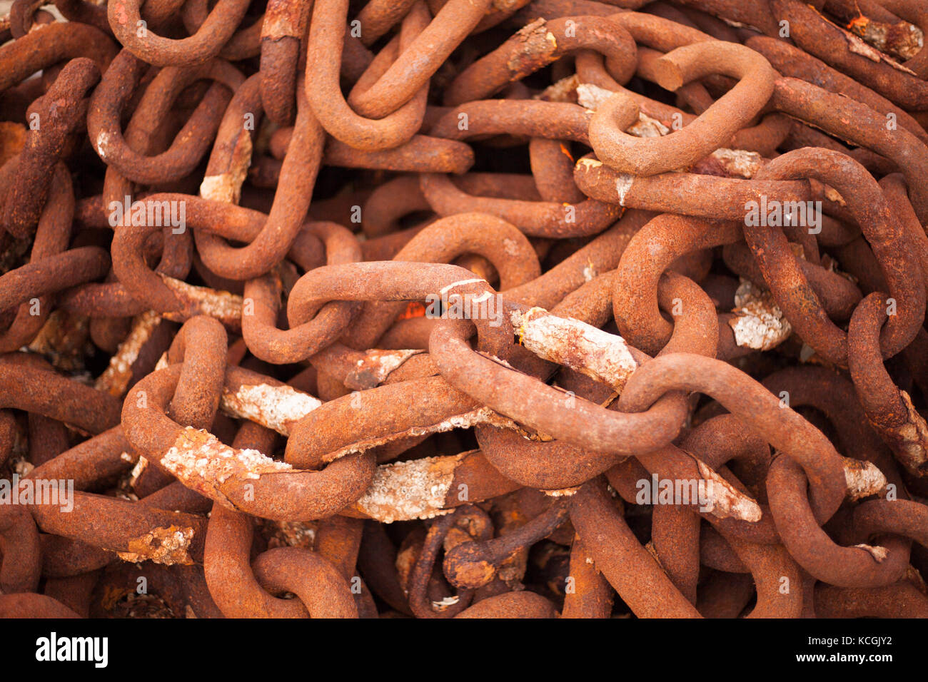 Rows of rusted chains against a background Stock Photo - Alamy