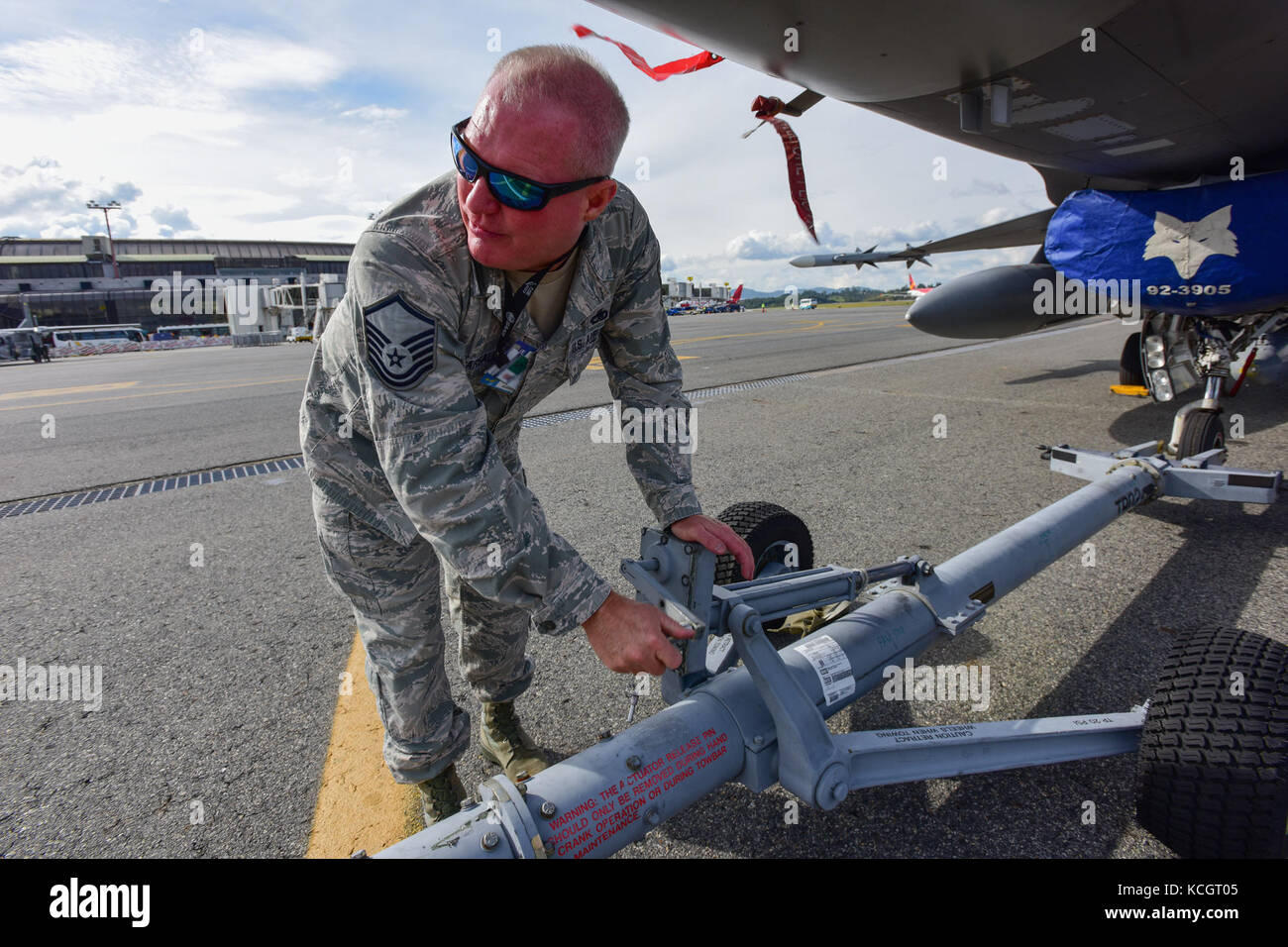 U.S. Air Force Master Sgt. Kenny Pearsall, a crew chief assigned to the 169th Aircraft Maintenance Squadron, operates a tow hook attached to a South Carolina Air National Guard F-16 Fighting Falcon fighter jet at José María Córdova International Airport during F-AIR 2017 in Rionegro, Colombia, July 11, 2017. United States military participation in the air show provides an opportunity to strengthen our military-to-military relationships with regional partners and provides the opportunity to meet with our Colombian air force counterparts and facilitate interoperability, which can be exercised in Stock Photo