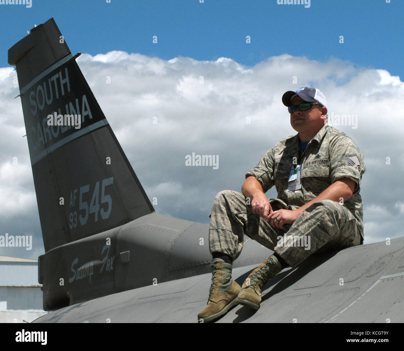 U.S. Air Force Master Sgt. Michael Glenn, a crew chief with the South Carolina Air National Guard’s 169th Aircraft Maintenance Squadron, watches the aerial demonstrations during the Colombian Air Force’s Feria Aeronautica Internaccional – Colombia in Rionegro, Colombia, July 13, 2017. The United States Air Force is participating in the four-day air show with two South Carolina Air National Guard F-16s as static displays, plus static displays of a KC-135, KC-10, along with an aerial demonstration by the Air Combat Command’s Viper East Demo Team and a B-52 flyover. The United States military par Stock Photo