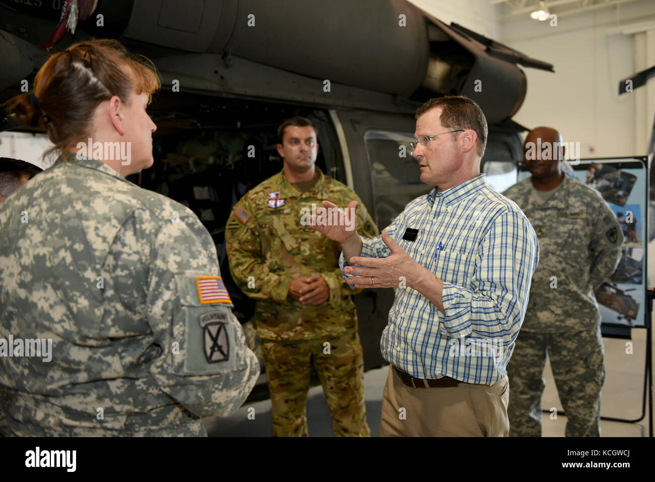 South Carolina Lieutenant Governor Kevin L. Bryant speaks with U.S. Army National Guard UH-60 helicopter pilots at McEntire Joint National Guard Base, July 21, 2017. Lt. Governor Bryant spoke with South Carolina Air and Army National Guard leadership about base missions and received a windshield tour of the installation with orientations of the various aircraft operated by South Carolina National Guard Airmen and Soldiers.  (U.S. Air National Guard photo by Master Sgt. Caycee Watson) Stock Photo