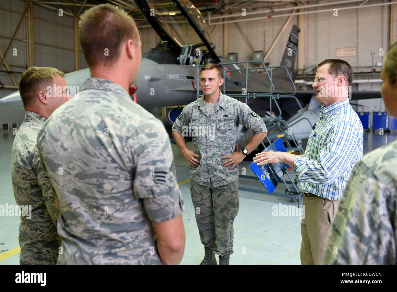 South Carolina Lieutenant Governor Kevin L. Bryant speaks with Airmen from the 169th Fighter Wing during his visit to McEntire Joint National Guard Base, July 21, 2017. Lt. Governor Bryant spoke with South Carolina Air and Army National Guard leadership about base missions and received a windshield tour of the installation with orientations of the various aircraft operated by South Carolina National Guard Airmen and Soldiers.  (U.S. Air National Guard photo by Master Sgt. Caycee Watson) Stock Photo