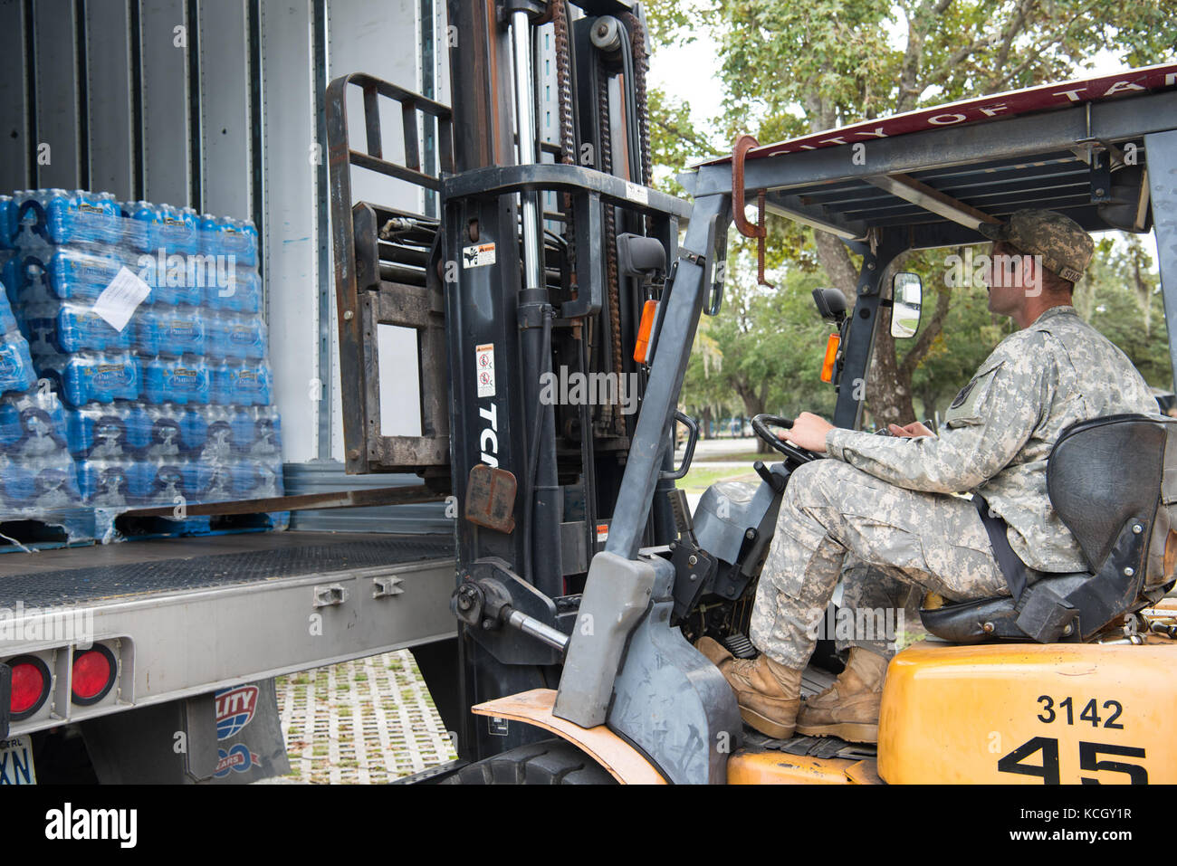 U.S. Soldiers from C Company, 1-118th Infantry, 218th Maneuver Enhancement Brigade, South Carolina Army National Guard set up a food and water distribution point in Hillsborough County, FL Sept. 15, 2017. The Soldiers are in Florida providing support during the recovery efforts after Hurricane Irma came ashore and devastated the state.  (U.S. Army National Guard Photo by Staff Sgt. Erica Knight, 108th Public Affairs Detachment) Stock Photo