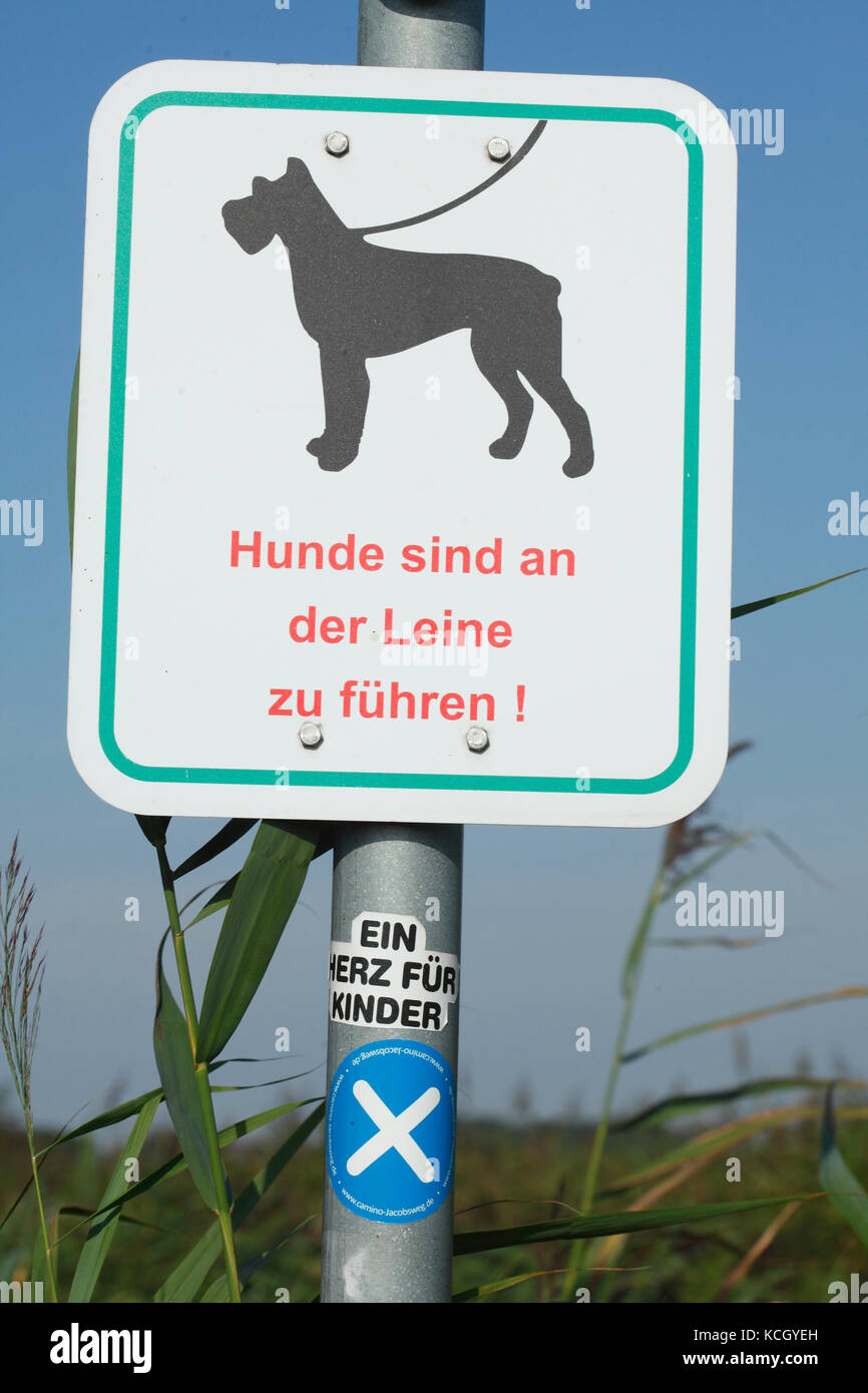 Sign dogs are to be led in the rope ( Hunde sind an der Leine zu führen in German) Stock Photo