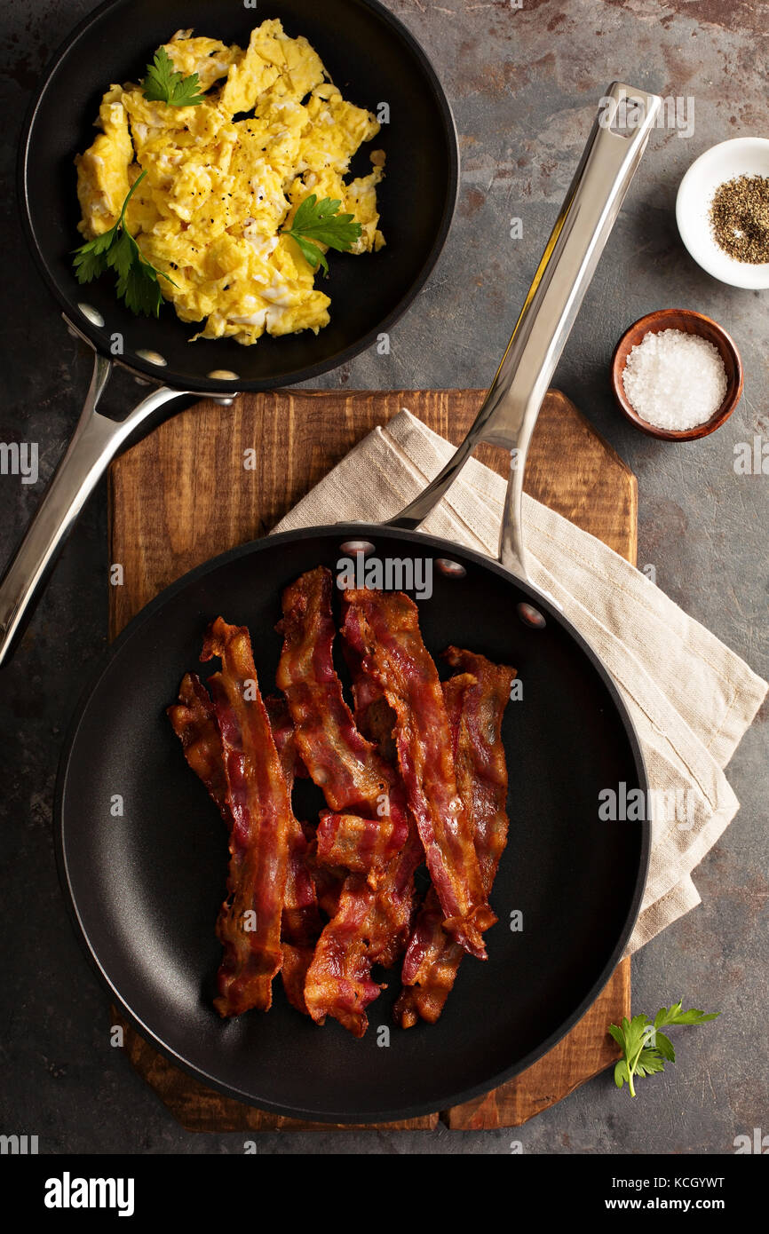 https://c8.alamy.com/comp/KCGYWT/cooked-bacon-on-a-skillet-KCGYWT.jpg