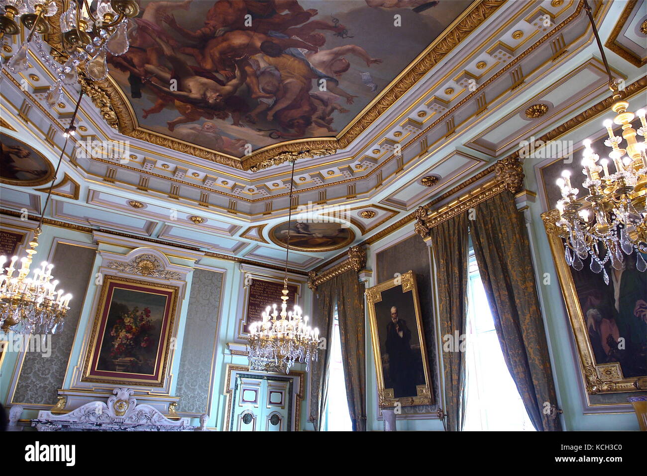 Golden interiors hi-res stock photography and images - Alamy