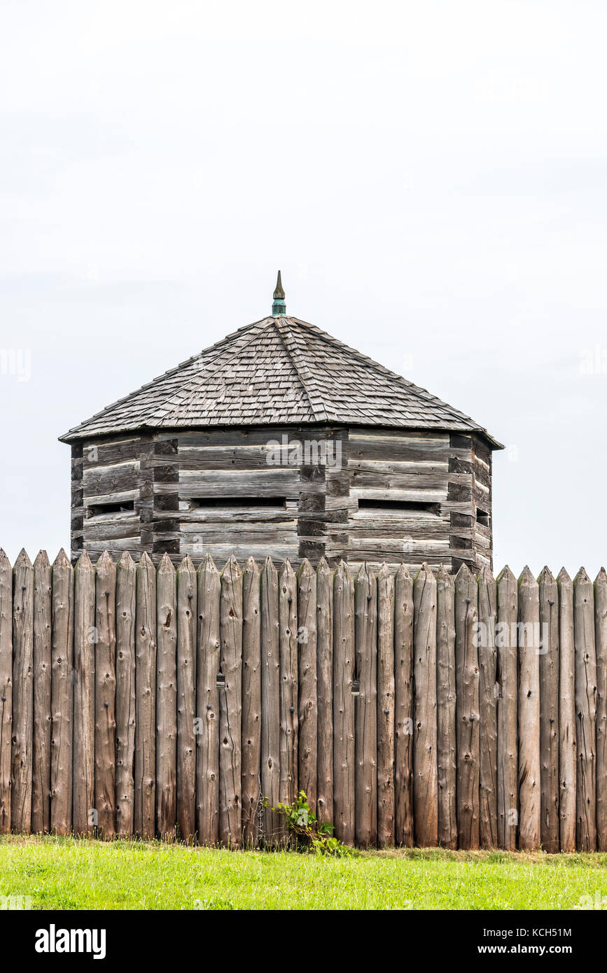 A wood fence with pointed tops surrounding Fort George in Niagara on the Lake in Ontario Canada. The wood octagonal block house is behind the fortific Stock Photo