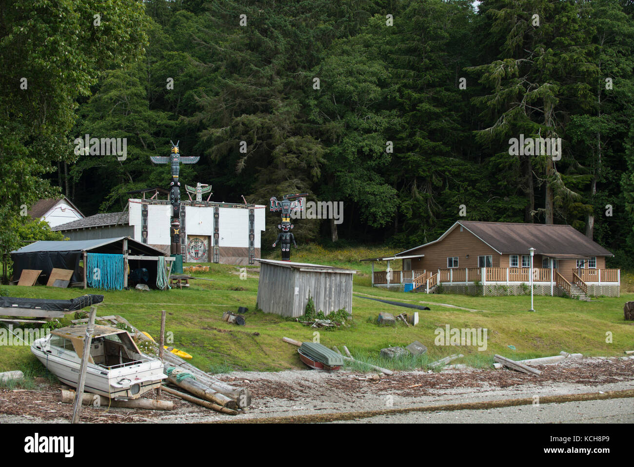 Big House and Totem Poles at Tsatsisnukwomi First Nations Village, also called New Vancouver, Broughton Archipelago, off northern Vancouver Island, British Columbia, Canada Stock Photo