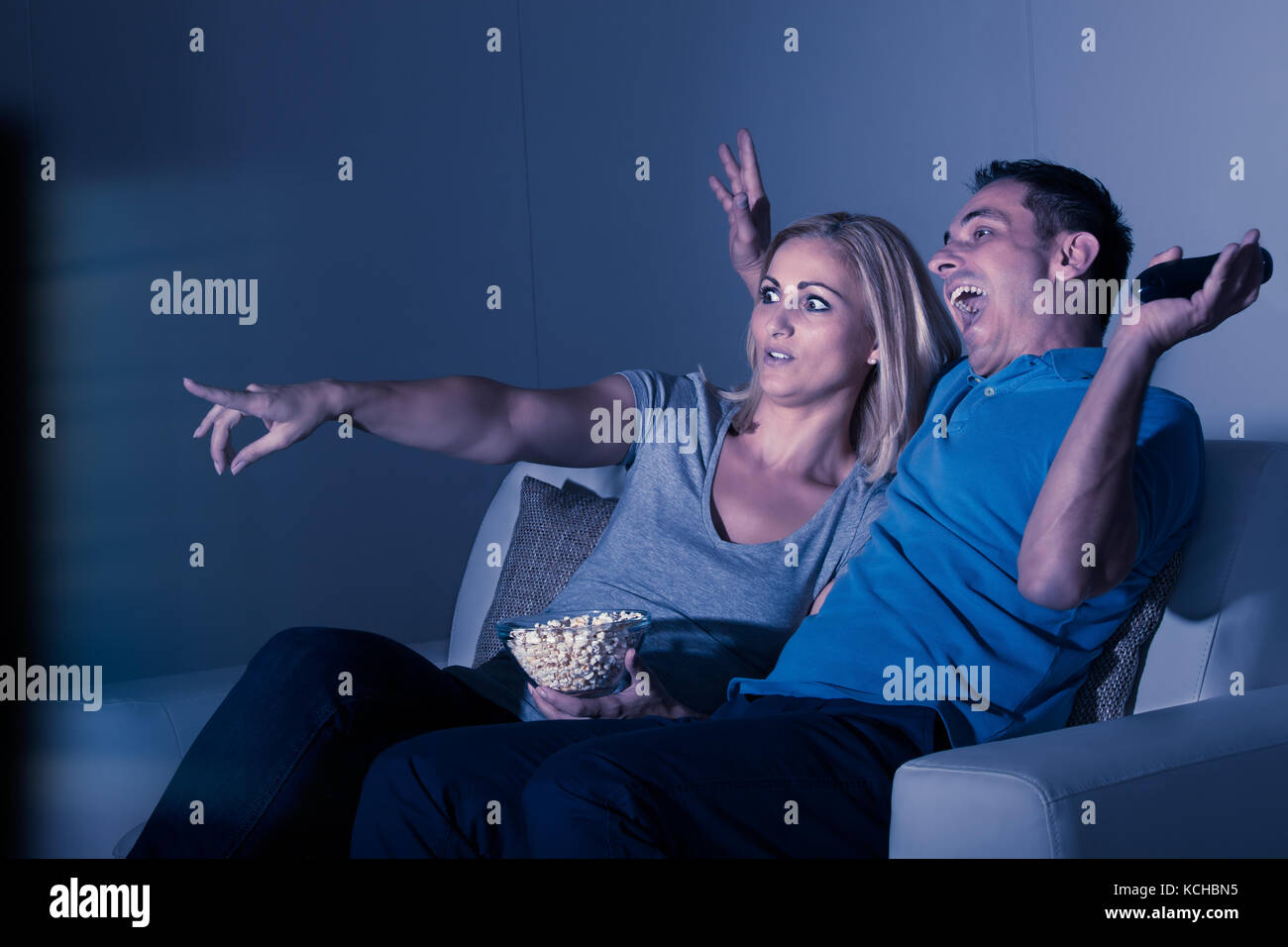 Пока муж смотрит телевизор жена