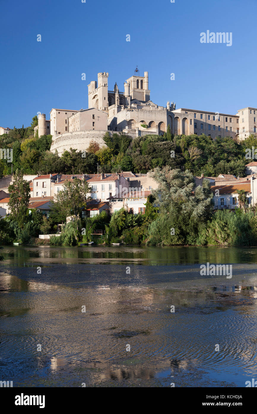 France, Beziers, St Nazaire cathedral as seen from the old bridge over the river Orb. Stock Photo