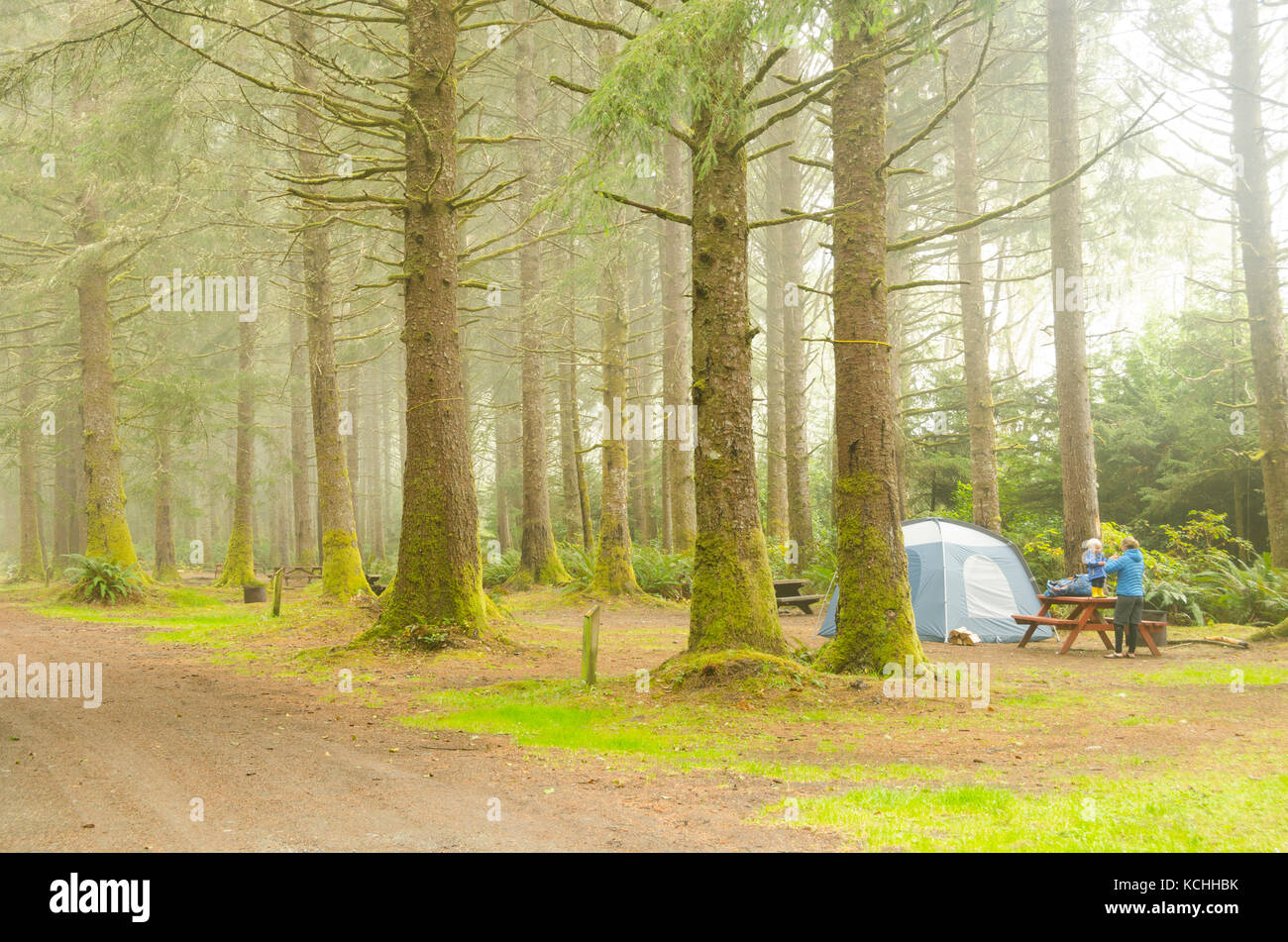 Family camping with mountain bikes and kids at Pachena Bay, Vancouver Island Stock Photo