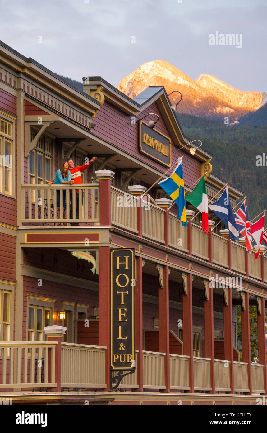 A young couple on the balcony of the historic Kaslo Hotel on the shores of Kootenay Lake, British Columbia Stock Photo