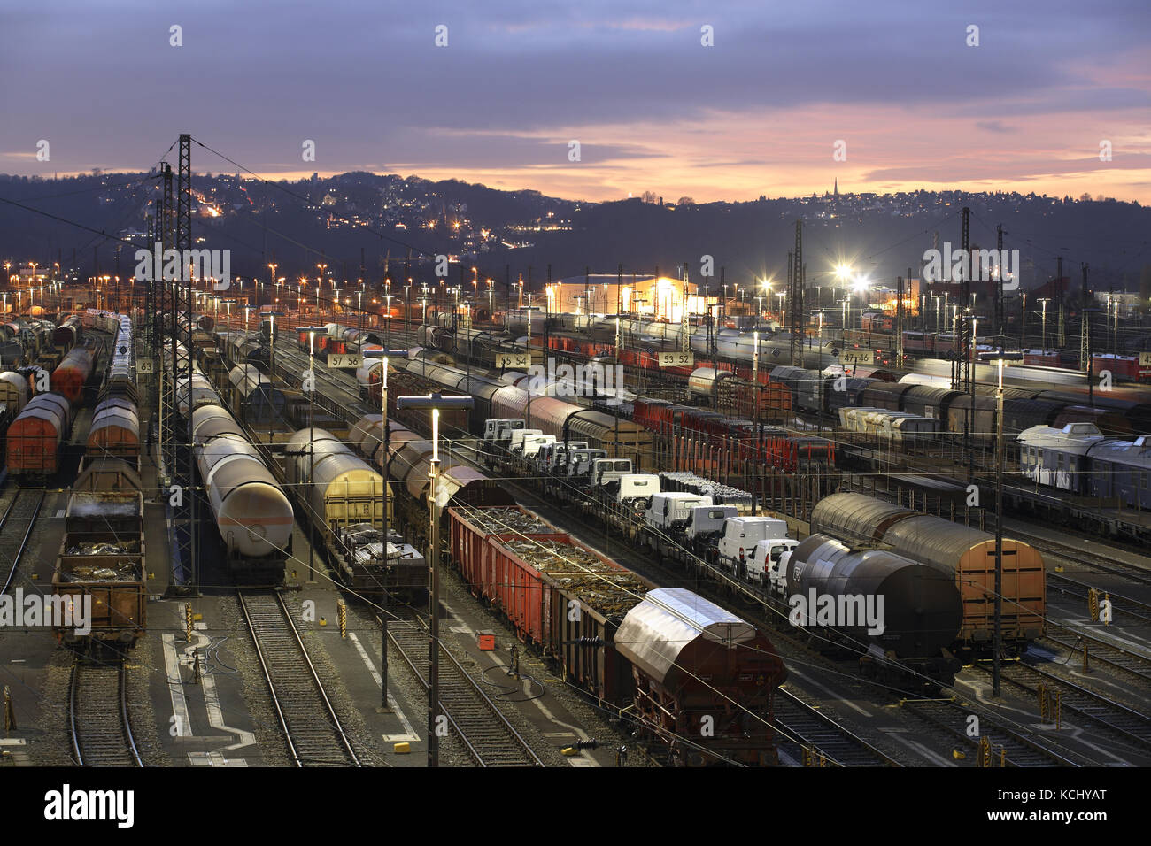 Germany, Ruhr Area, Hagen, railroad shunting yard in the district Vorhalle, freight trains.  Deutschland, Ruhrgebiet, Hagen, Zugbildungsanlage im Stad Stock Photo