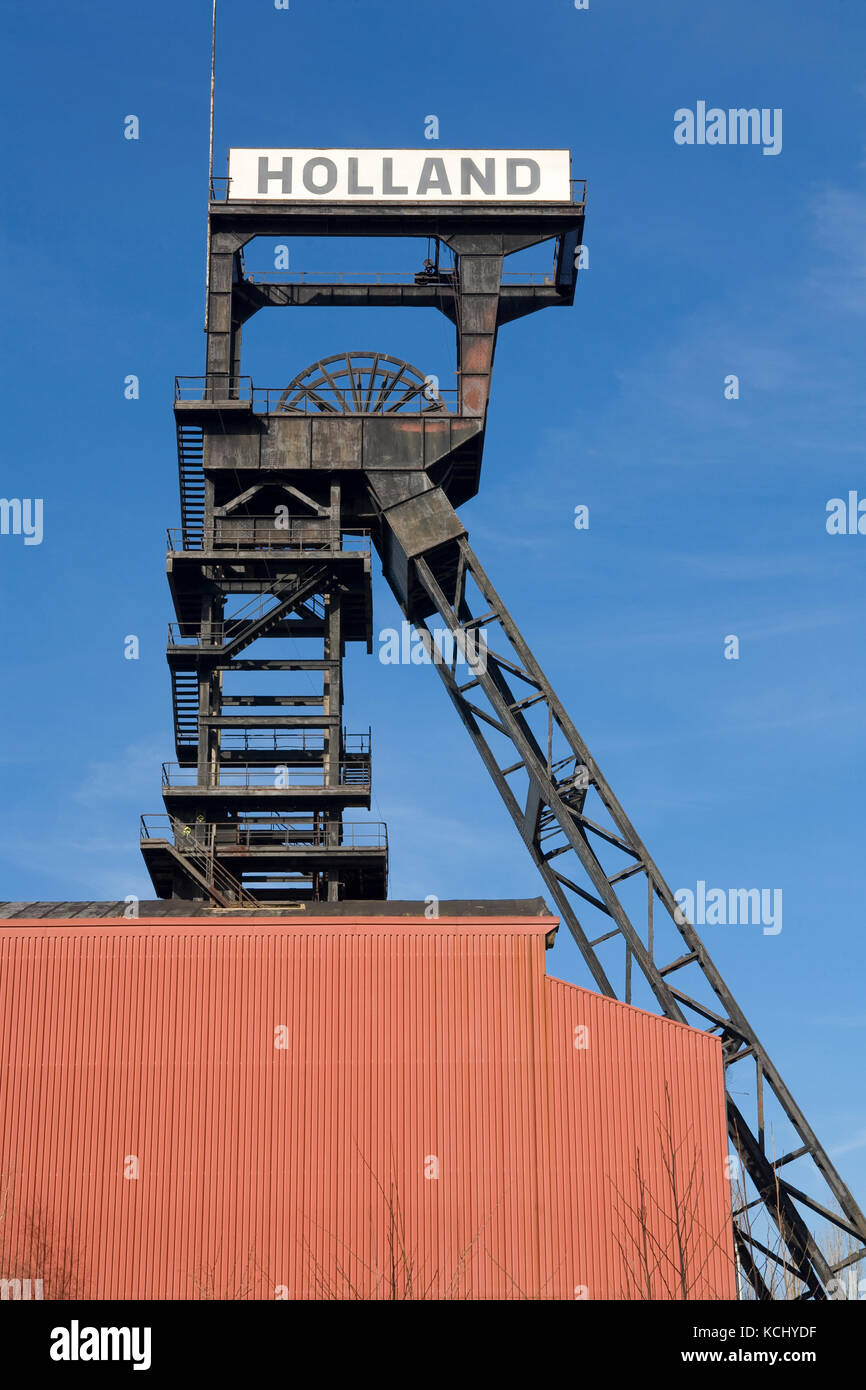 Germany, Ruhr area, Bochum-Wattenscheid, headgear of the disused coal-mine Holland.  Deutschland, Ruhrgebiet, Bochum-Wattenscheid, Foerderturm der sti Stock Photo