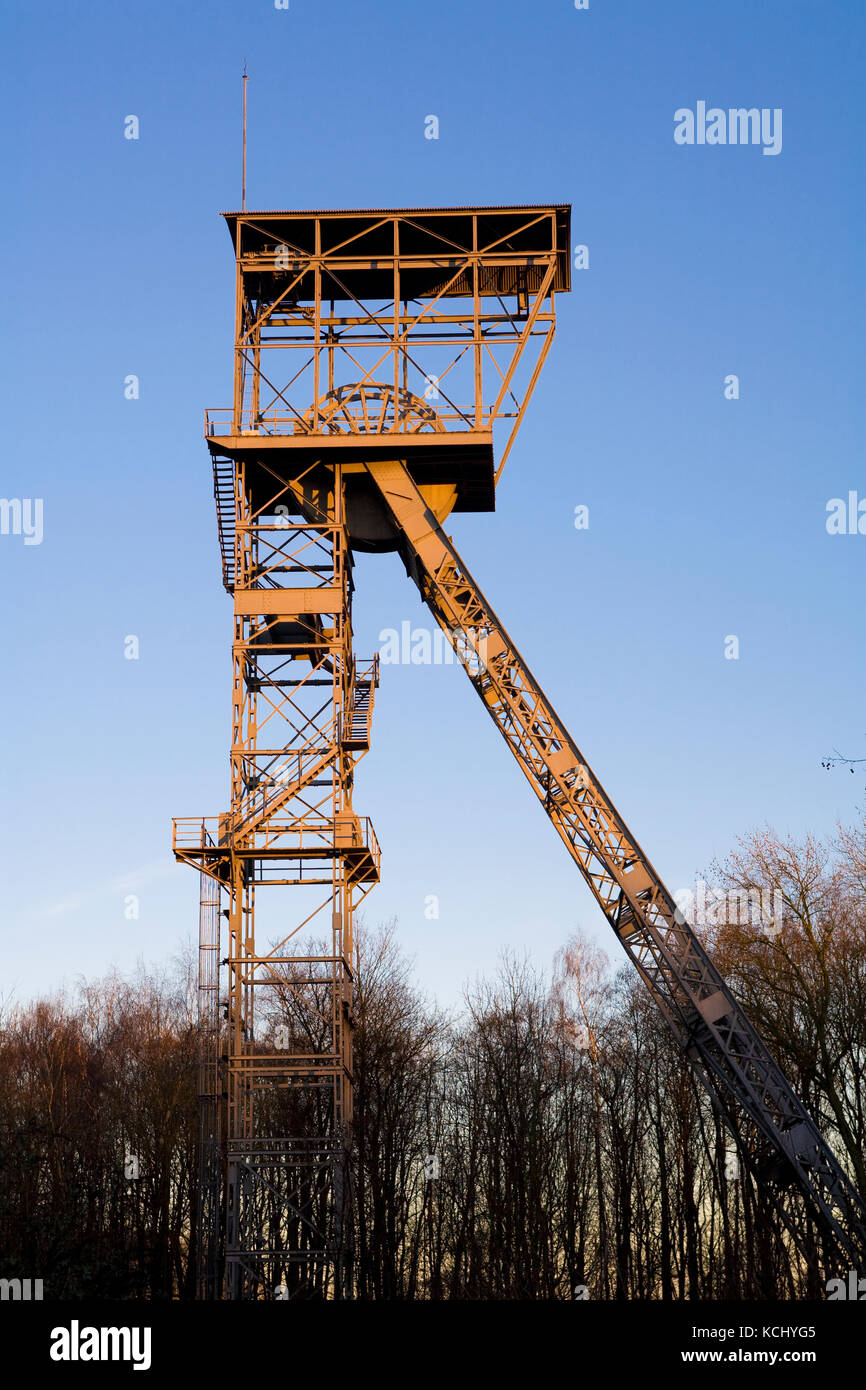 Germany, Ruhr area, Herne-Boernig, headgear of the disused coal-mine Teutoburgia, pit 1.  Deutschland, Ruhrgebiet, Herne-Boernig, Foederturm der ehema Stock Photo