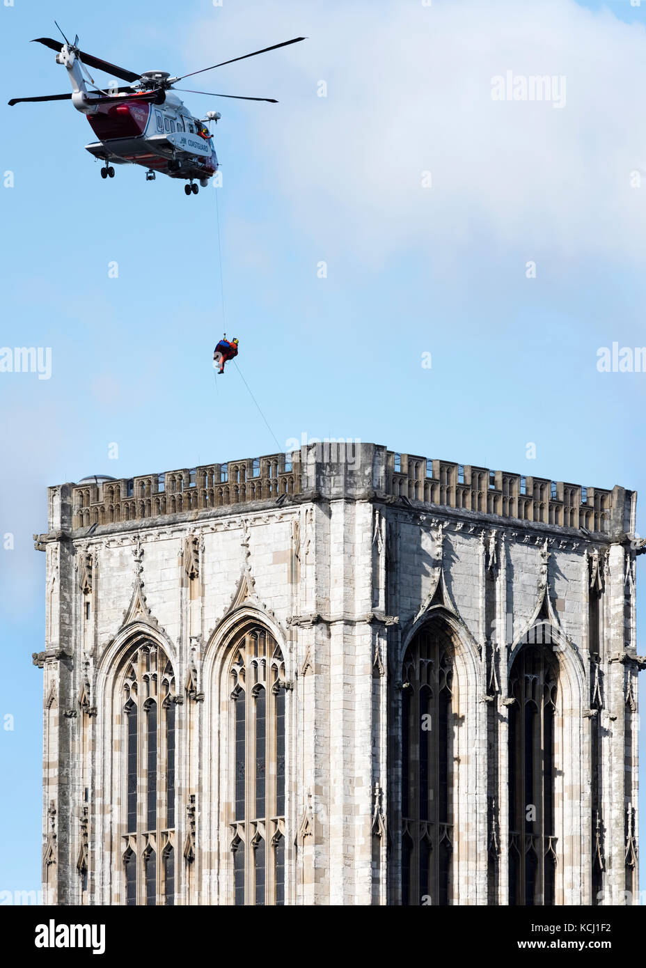 York, UK. 5th Oct, 2017. Coastguard, with collapsed man on a stretcher, being winched from the roof of York Minster Stock Photo