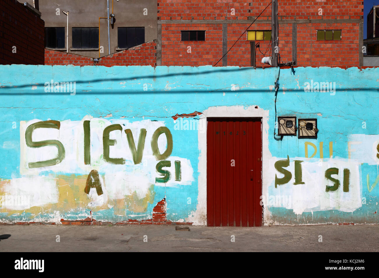 Si / Yes graffiti showing support for Bolivian president Evo Morales on wall of house, El Alto, Bolivia Stock Photo