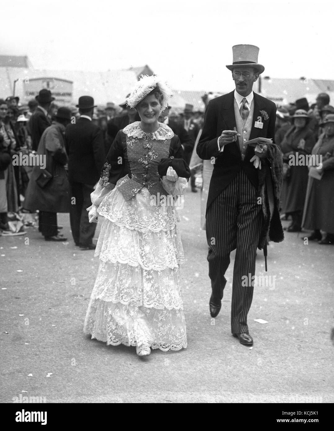 Royal Ascot ladies day arrivals June 1938 Stock Photo
