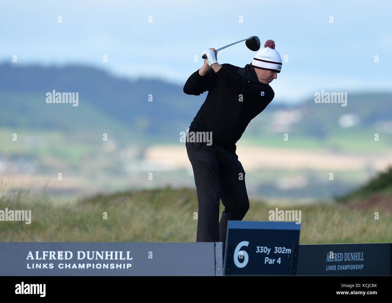 Shane Warne tees off on the sixth hole during day one of the Alfred Dunhill Links Championship at St Andrews. Stock Photo
