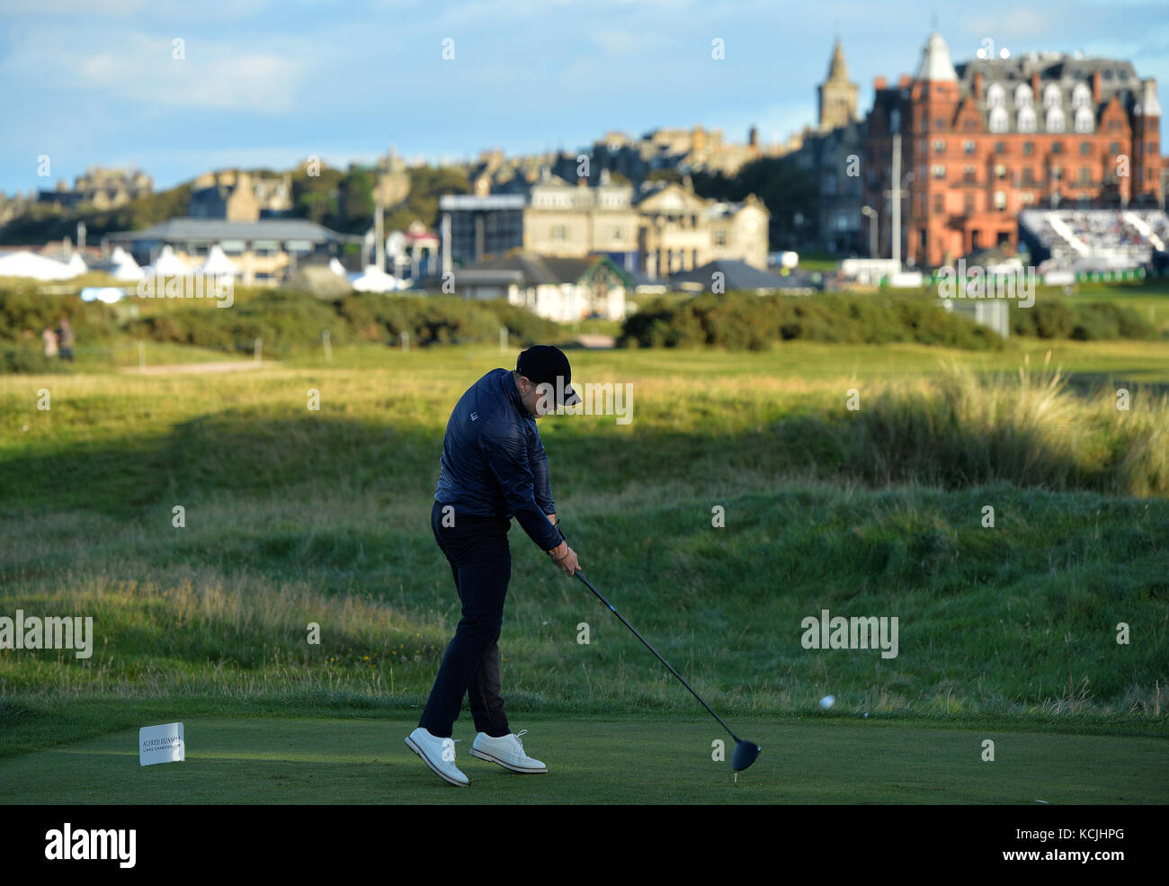 Ronan Keating plays his tee shot at the 17th hole during day one of the Alfred Dunhill Links Championship at St Andrews, Carnoustie and Kingsbarns. Stock Photo