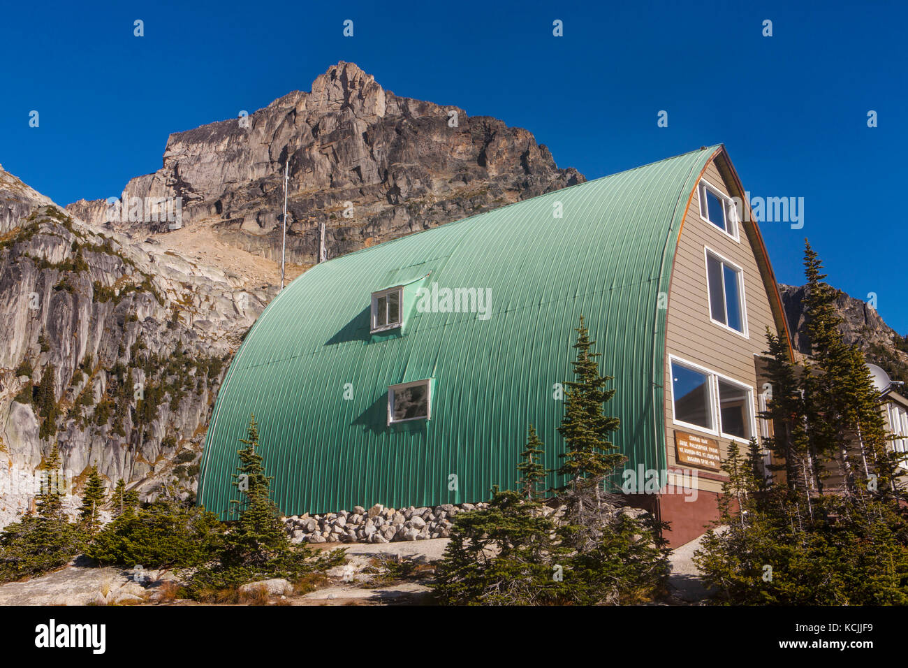 The Conrad Kain Hut below Eastposte Spire in Bugaboo Provincial Park, Purcell Range, British Columbia, Canada. Stock Photo